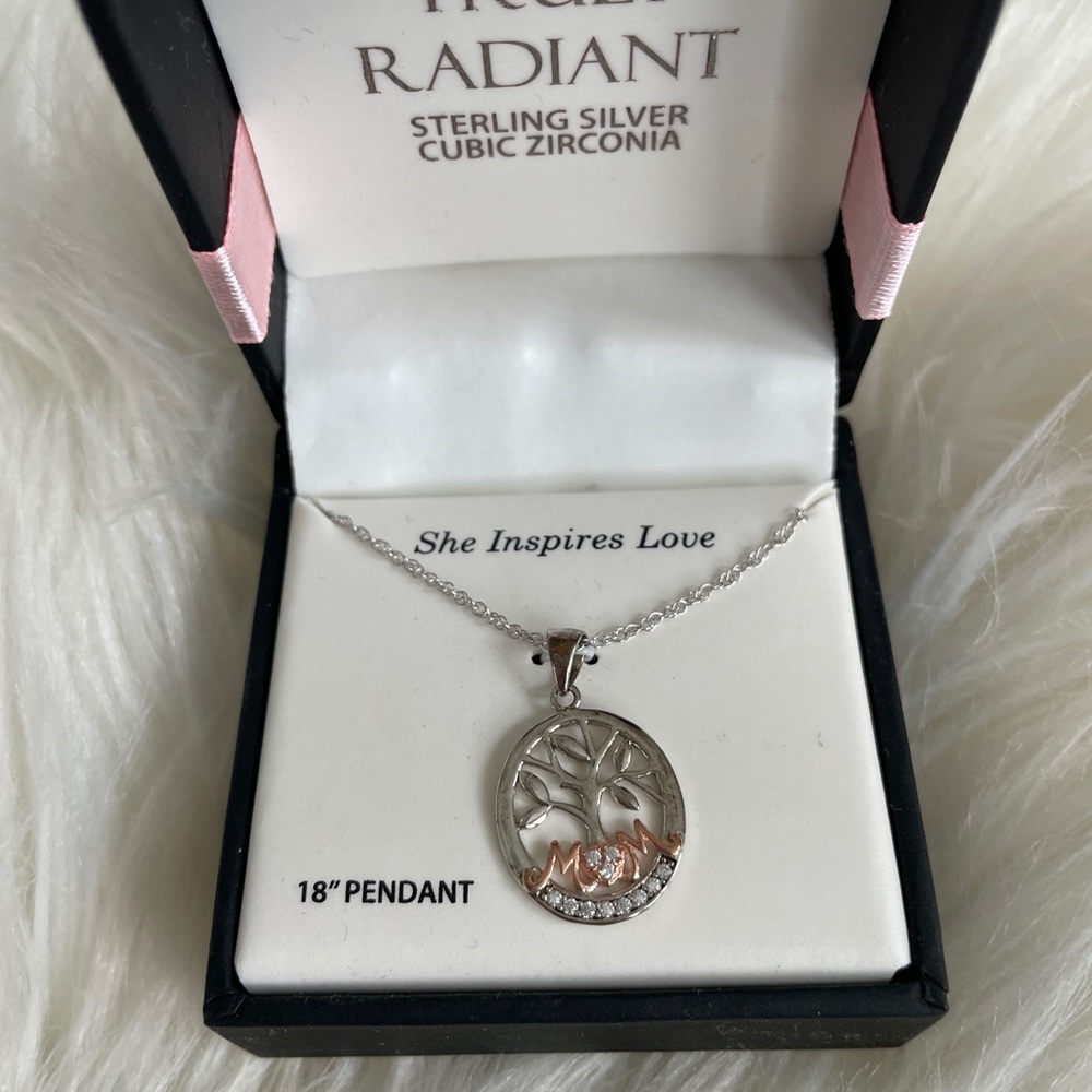 Mom pendant necklace
